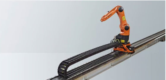 KUKA deslizamiento lineal KL 100 el robot corre en un eje adicional